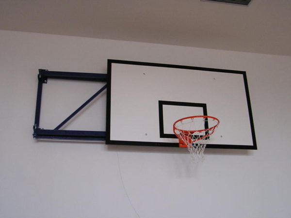 Basketbalová konstrukce sklopná ke stěně, vysazení do 400 cm